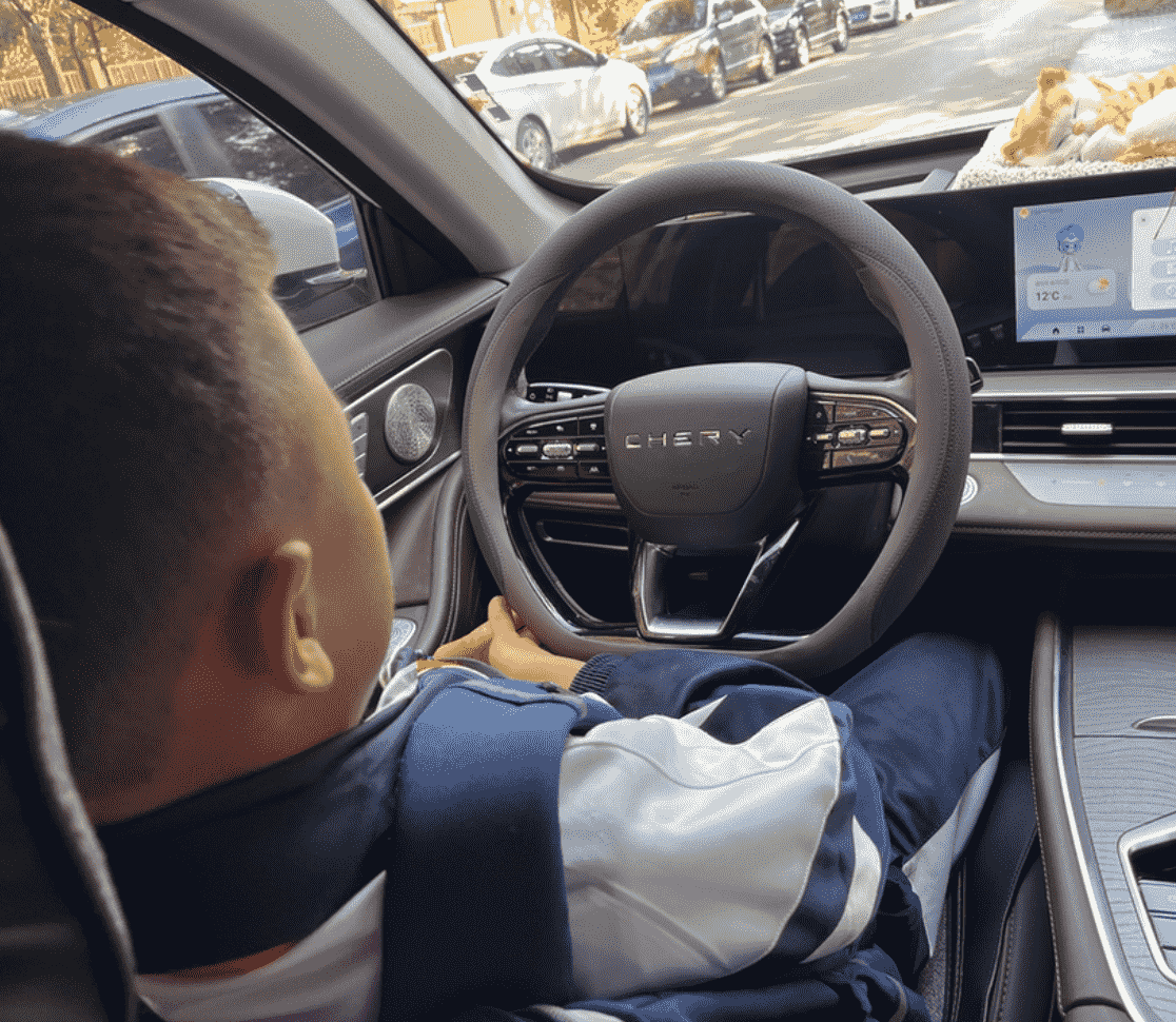 Xevaban.com ở 214 Giải Phóng là đơn vị chuyên cung cấp phụ kiện oto, đồ chơi oto, phụ kiện omoda c5, đồ chơi omoda c5, xevaban, 214 giải phóng, bọc vô lăng omoda c5, trang trí vô lăng omoda c5, ốp vô lăng omoda c5.